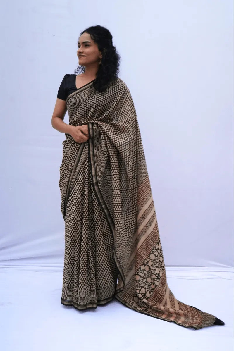 Maheshwari cotton silk saree in black and ivory window checks with zari border – Noolagam_1