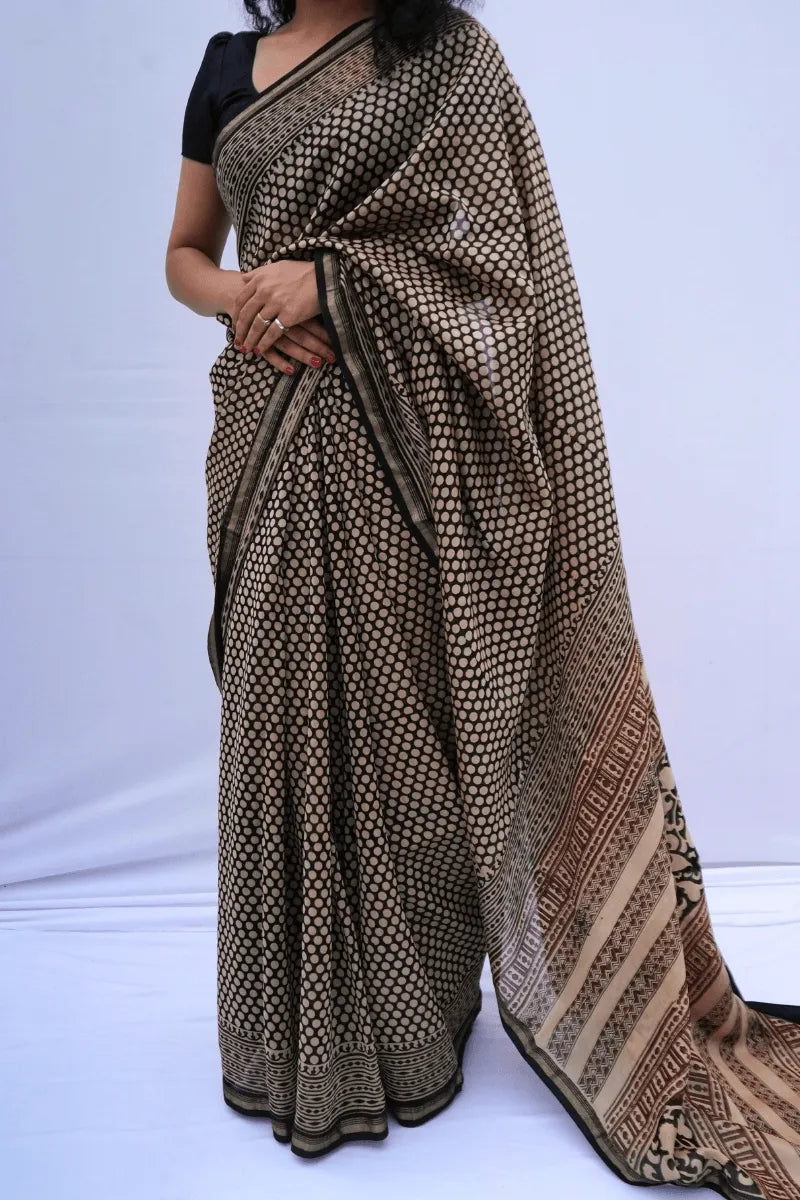 Maheshwari cotton silk saree in black and ivory window checks with zari border – Noolagam_2