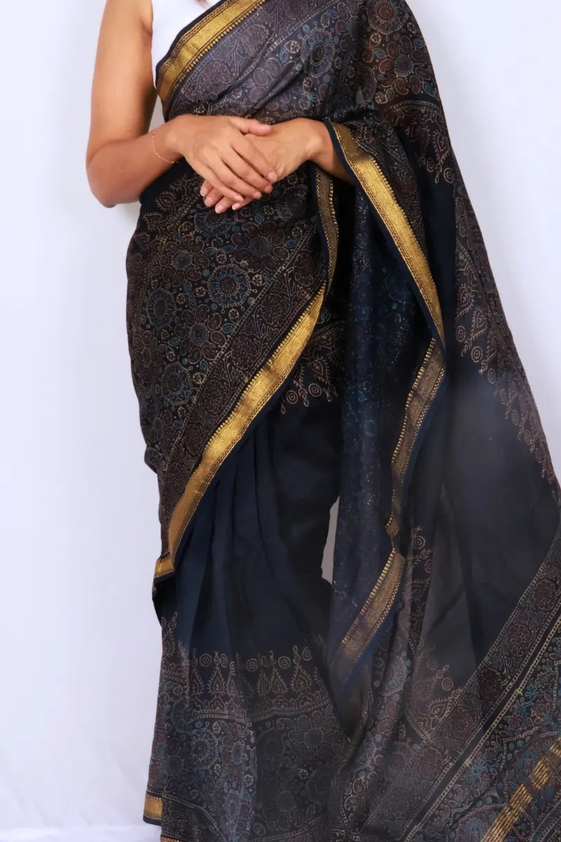Navy Blue Maheshwari Silk Cotton Saree with Striped Body and Printed Pallu — Noolagam_2