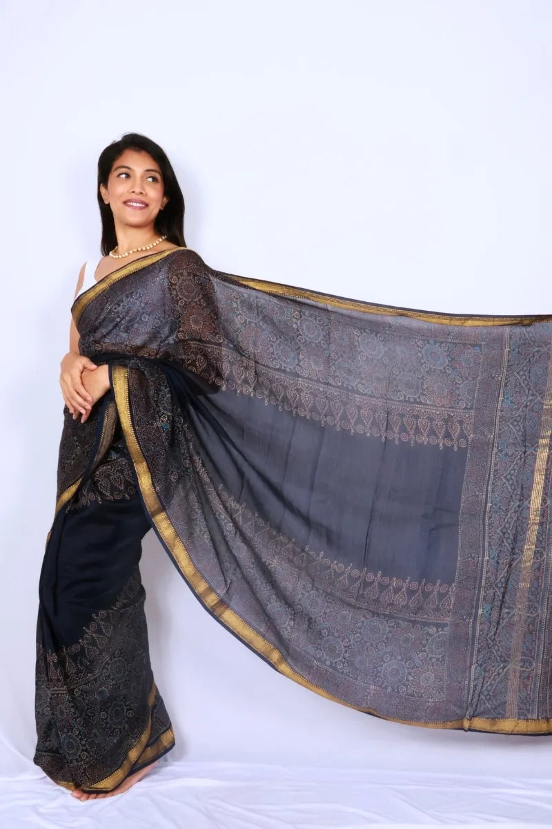 Navy Blue Maheshwari Silk Cotton Saree with Striped Body and Printed Pallu — Noolagam_3