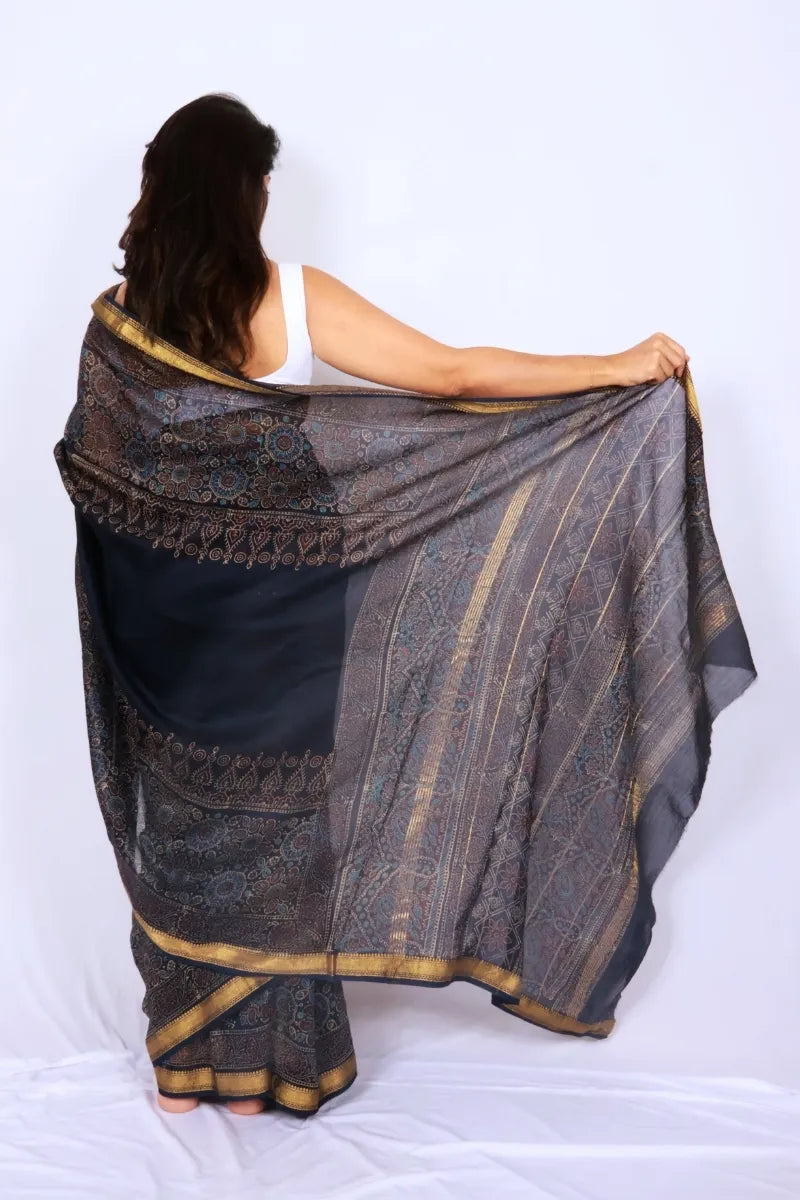 Navy Blue Maheshwari Silk Cotton Saree with Striped Body and Printed Pallu — Noolagam_5