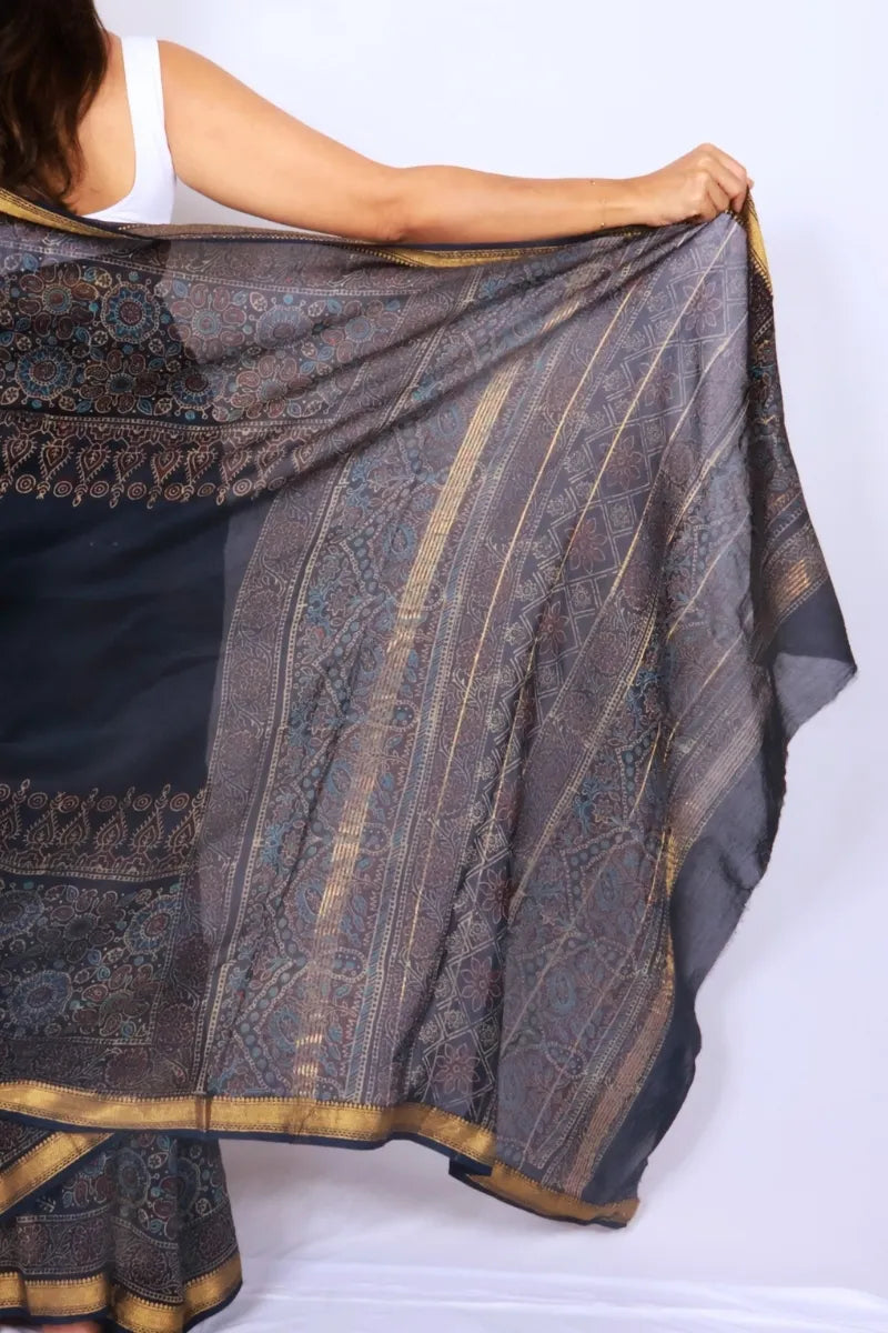Navy Blue Maheshwari Silk Cotton Saree with Striped Body and Printed Pallu — Noolagam_4