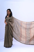 Maheshwari cotton silk saree in black and ivory window checks with zari border – Noolagam_3