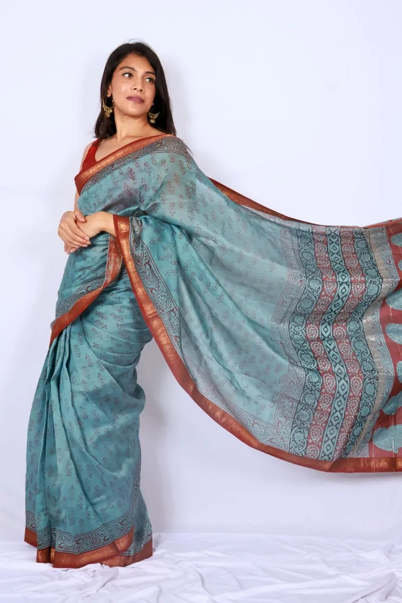 Teal Blue Maheshwari Silk Cotton Saree with Printed Border and Zari — Noolagam_3