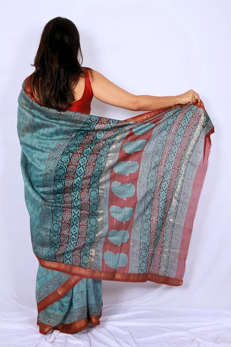 Teal Blue Maheshwari Silk Cotton Saree with Printed Border and Zari — Noolagam_5