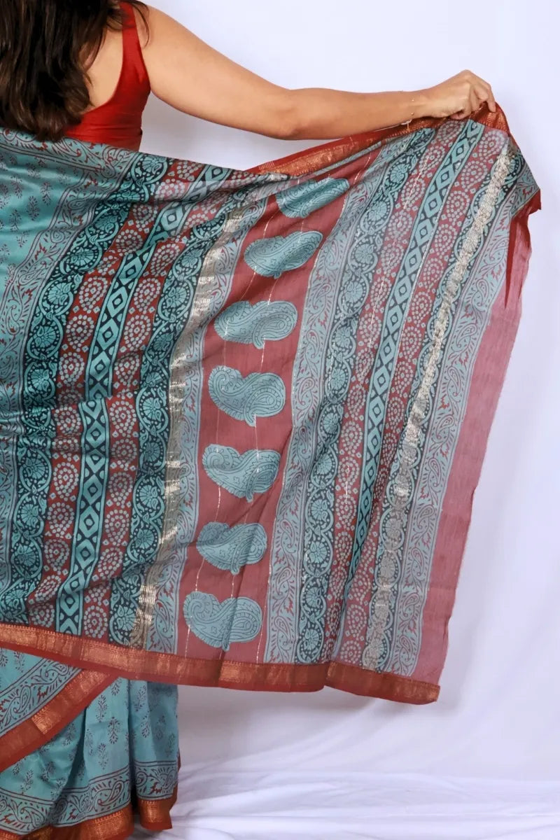 Teal Blue Maheshwari Silk Cotton Saree with Printed Border and Zari — Noolagam_4