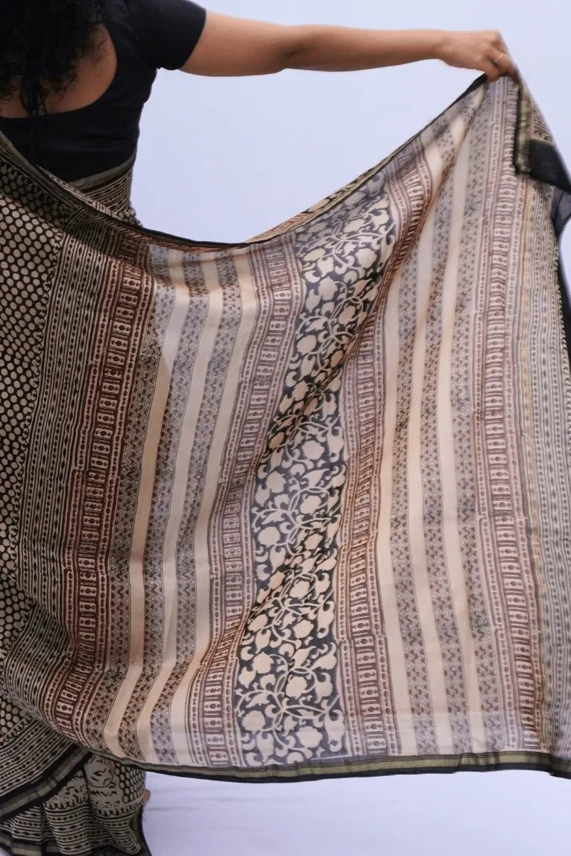 Maheshwari cotton silk saree in black and ivory window checks with zari border – Noolagam_5
