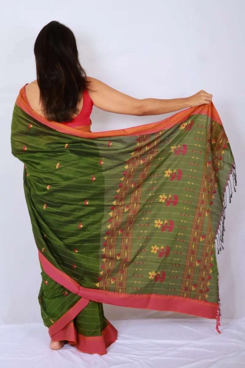 Bottle green and pink Phulia handloom khadi cotton saree with vibrant pink border and patterned pallu Noolagam_4
