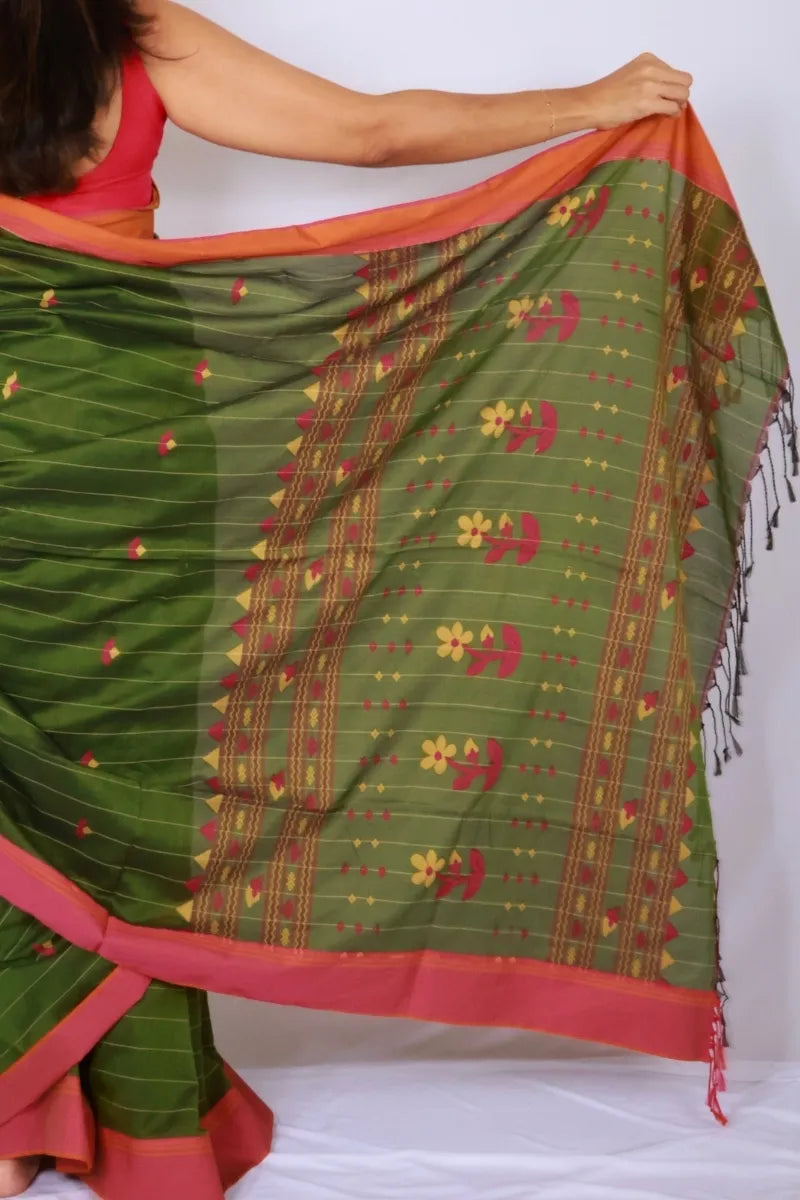 Bottle green and pink Phulia handloom khadi cotton saree with vibrant pink border and patterned pallu Noolagam_5