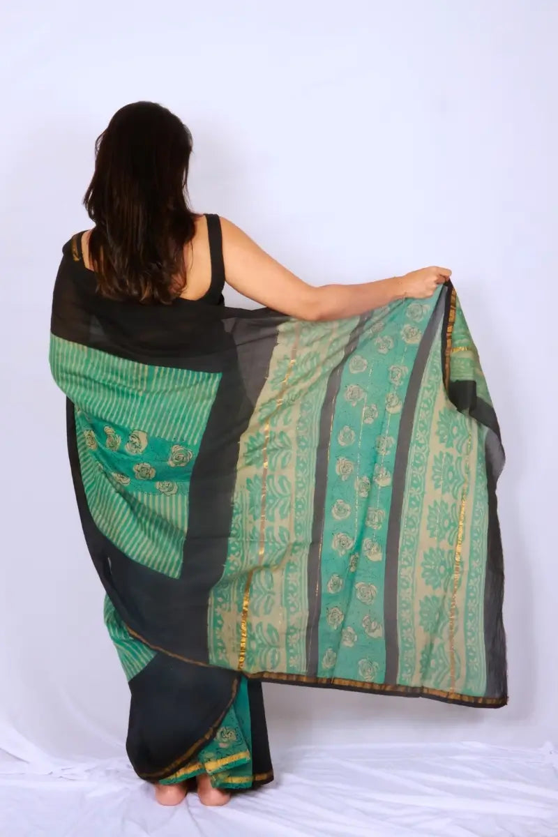 Chanderi cotton silk saree in Black & Emerald Green with Bagru hand block print — Noolagam_4