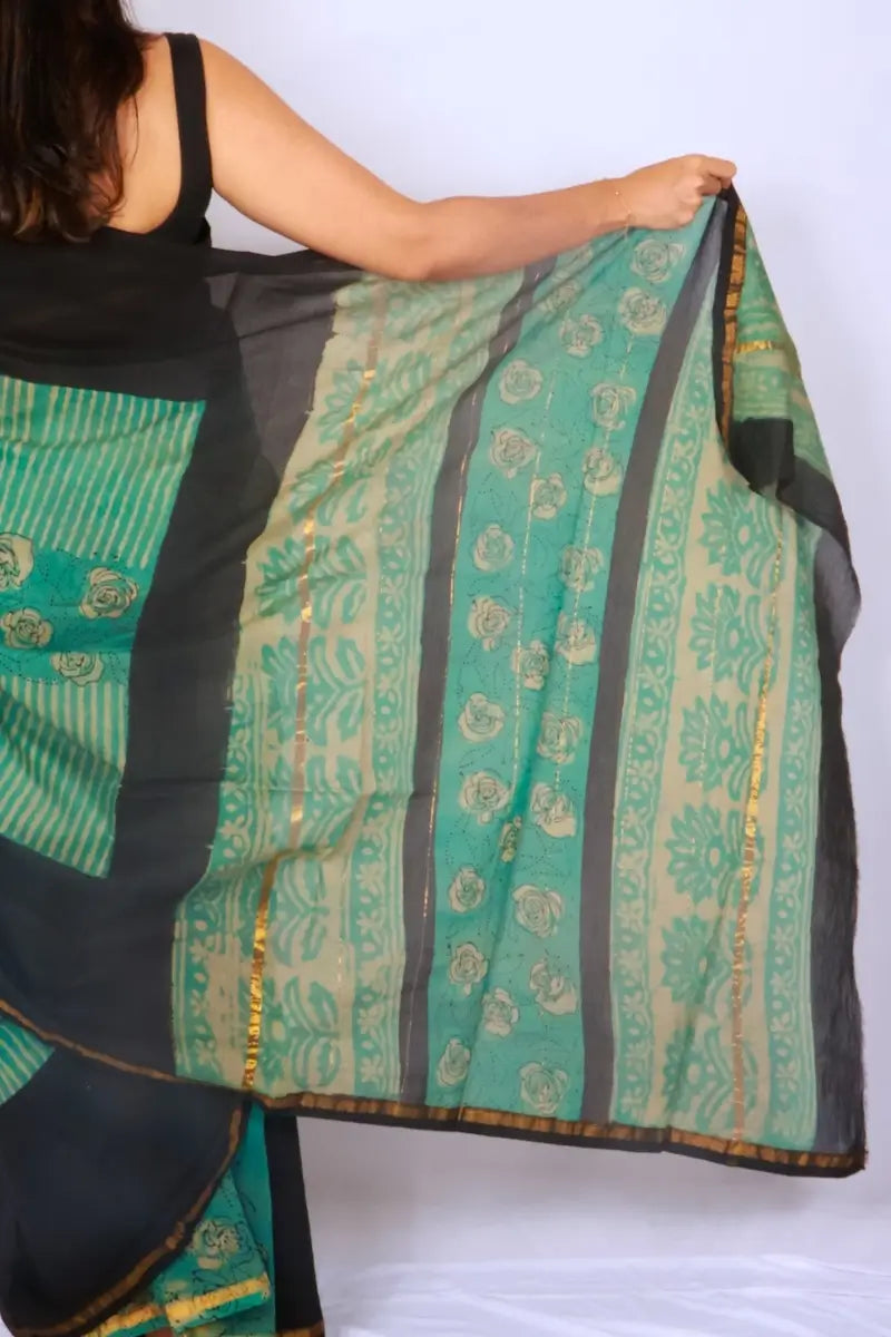 Chanderi cotton silk saree in Black & Emerald Green with Bagru hand block print — Noolagam_5