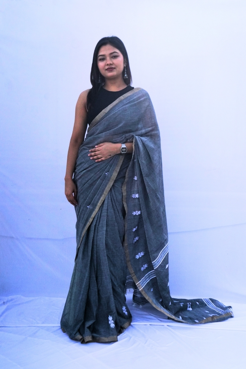 HandloomMulCottonSareeinivorywithmustardandindigowovenmotifs_Noolagam
