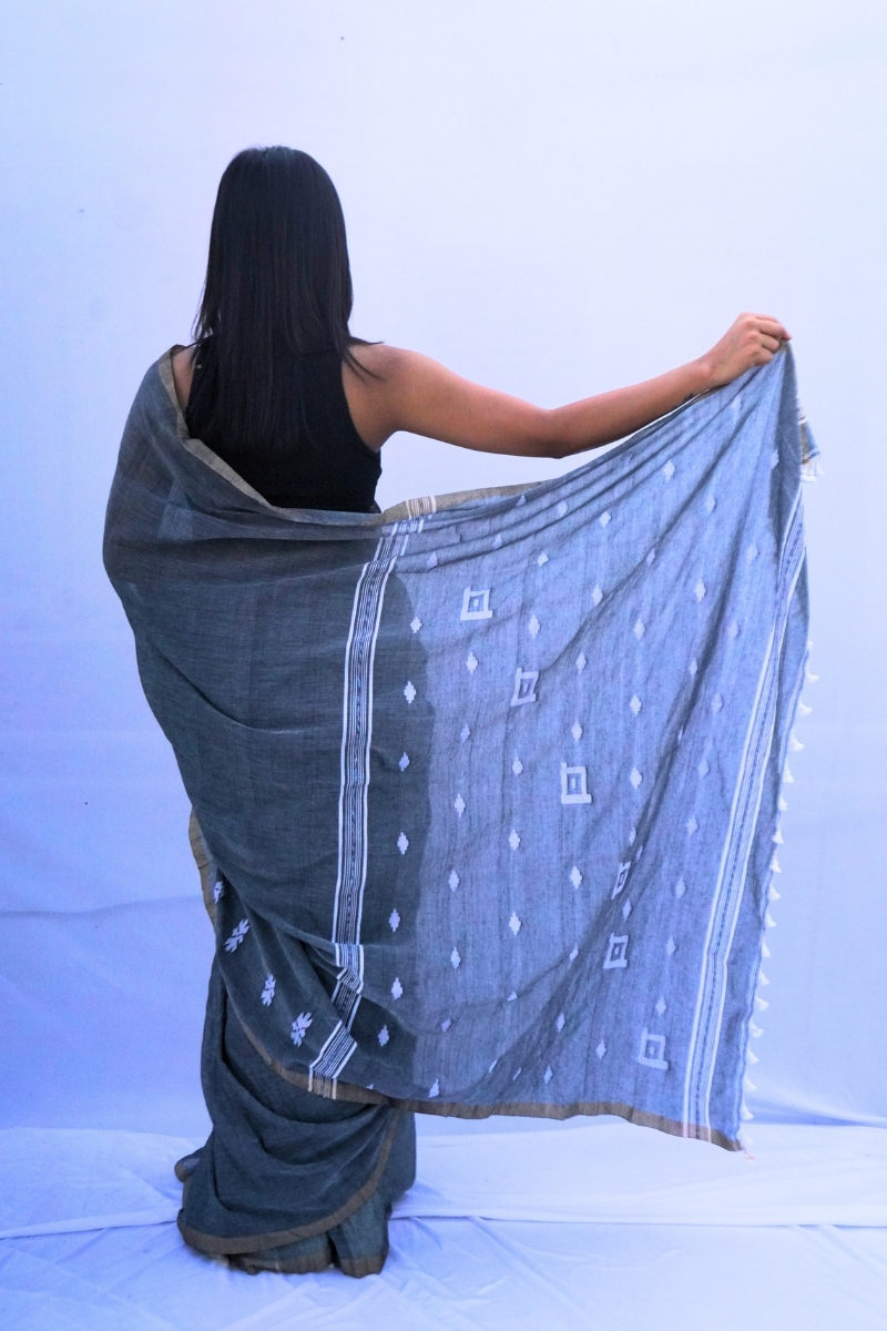 HandloomMulCottonSareeinivorywithmustardandindigowovenmotifs_Noolagam_3