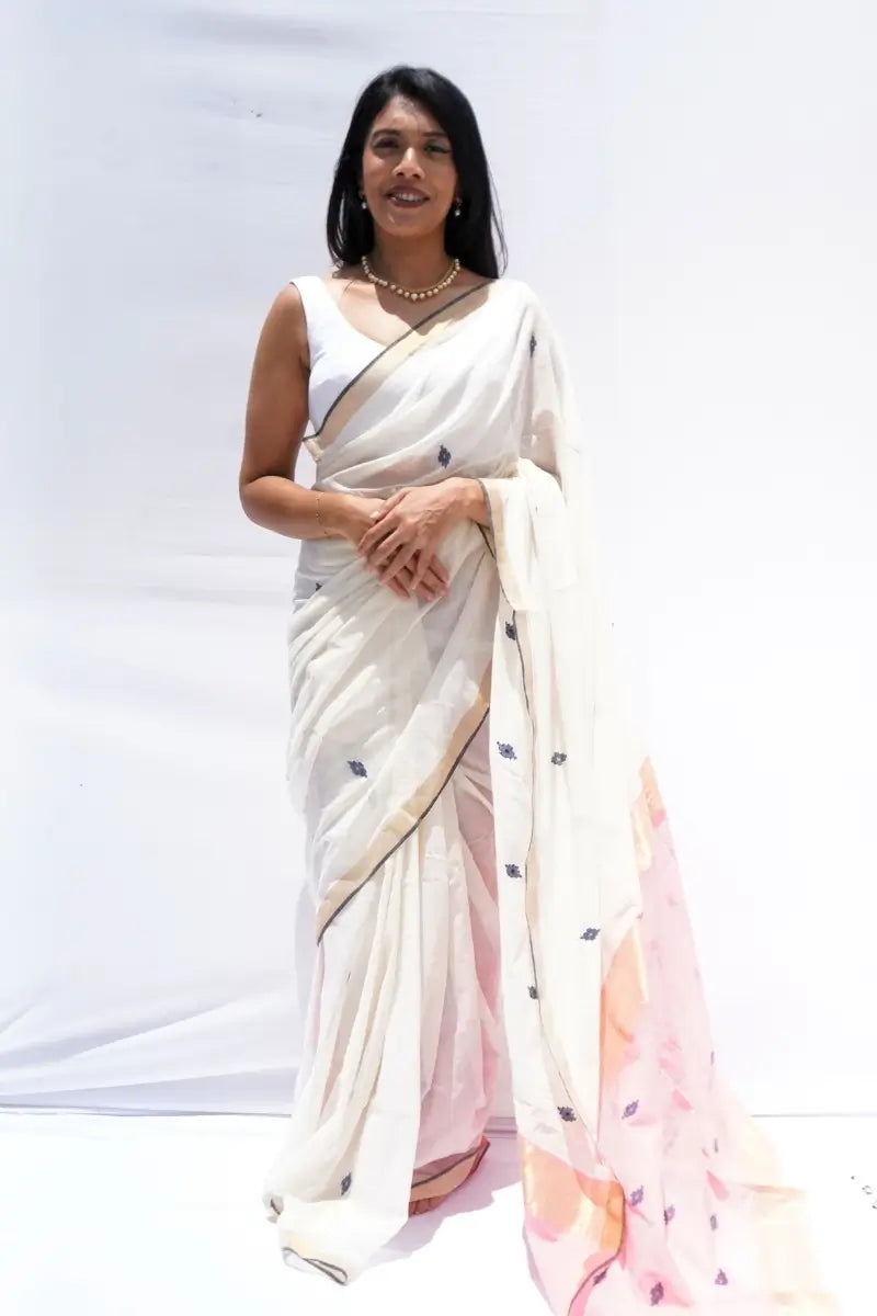 HandloomMulCottonSareeinivorywithnavyborderandzarifinish_Noolagam