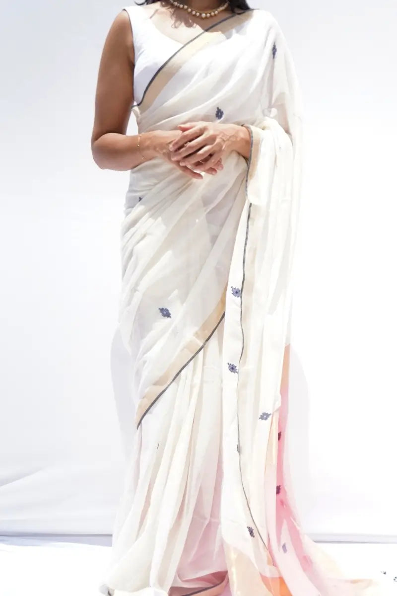 HandloomMulCottonSareeinivorywithnavyborderandzarifinish_Noolagam_2