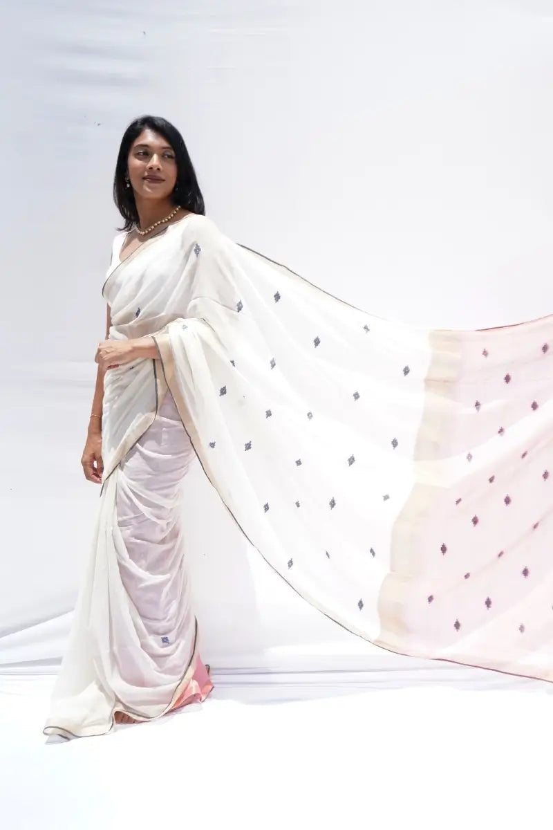 HandloomMulCottonSareeinivorywithnavyborderandzarifinish_Noolagam_3