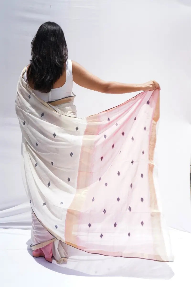 HandloomMulCottonSareeinivorywithnavyborderandzarifinish_Noolagam_5