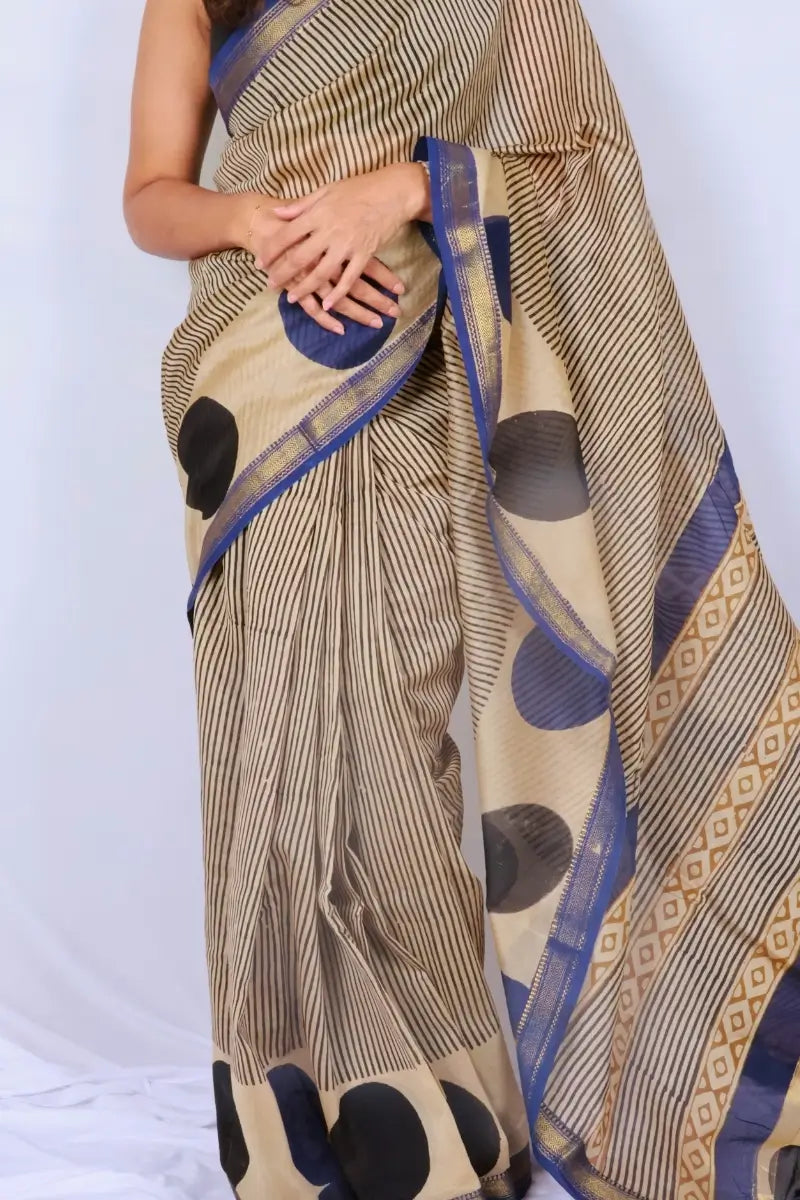 Maheshwari cotton silk saree in Beige, Blue & Black with Bagru hand block print — Noolagam_2