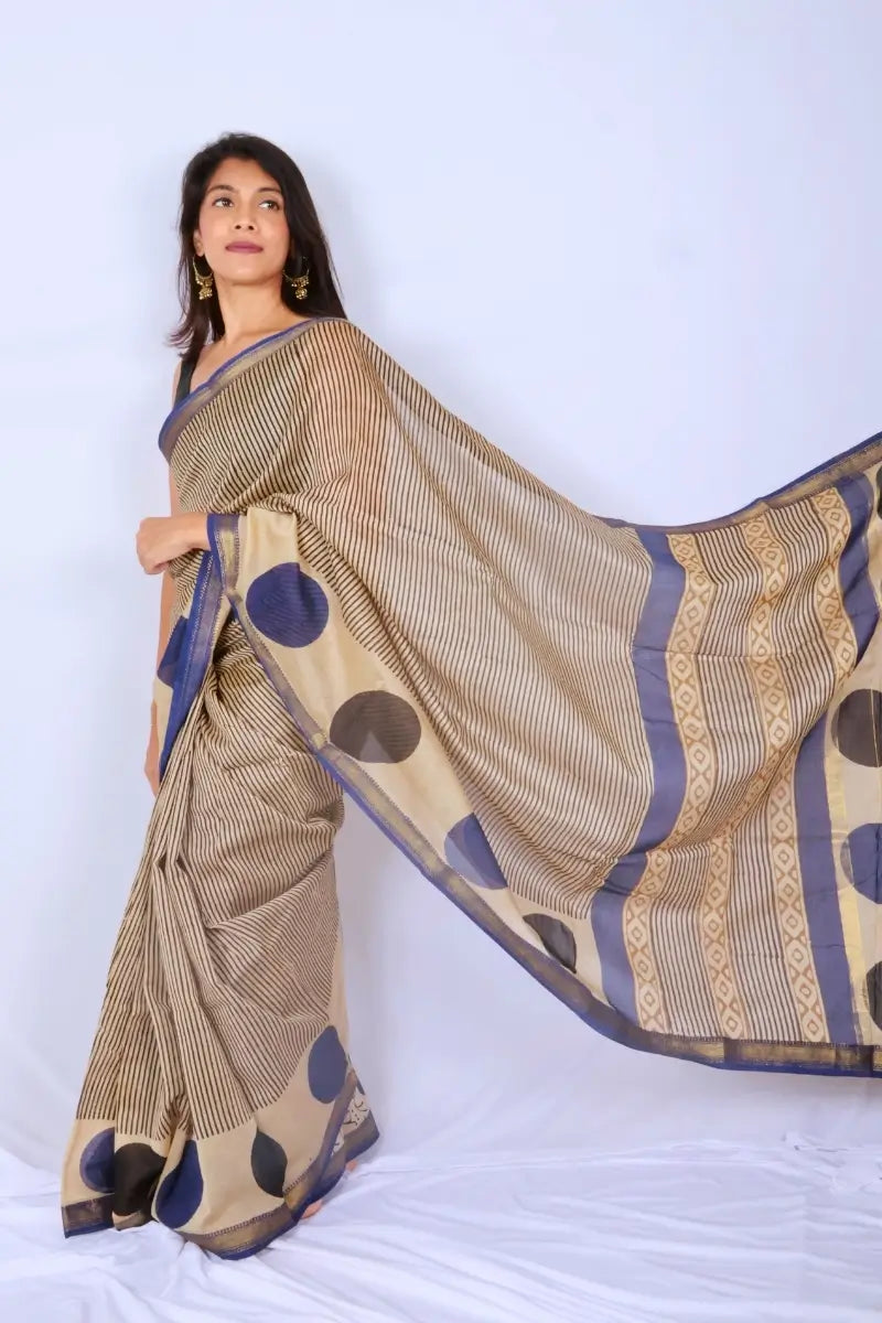 Maheshwari cotton silk saree in Beige, Blue & Black with Bagru hand block print — Noolagam_3