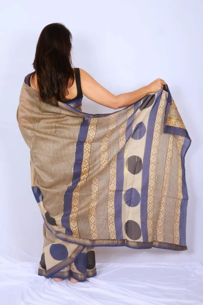 Maheshwari cotton silk saree in Beige, Blue & Black with Bagru hand block print — Noolagam_4