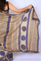 Maheshwari cotton silk saree in Beige, Blue & Black with Bagru hand block print — Noolagam_5