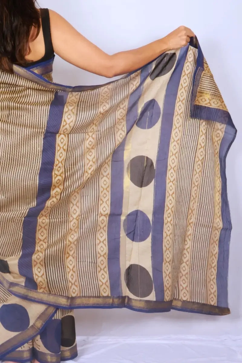 Maheshwari cotton silk saree in Beige, Blue & Black with Bagru hand block print — Noolagam_5