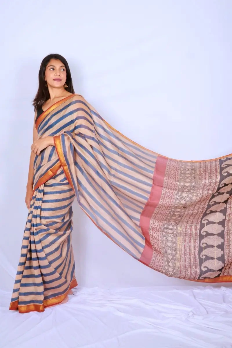 Maheshwari cotton silk saree in Beige & Indigo Stripes with Bagru hand block print — Noolagam_3