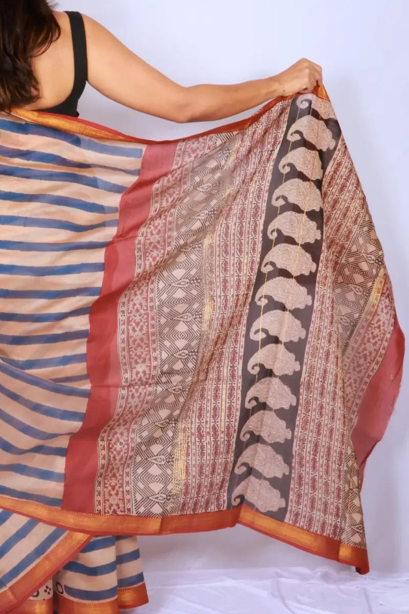 Maheshwari cotton silk saree in Beige & Indigo Stripes with Bagru hand block print — Noolagam_5