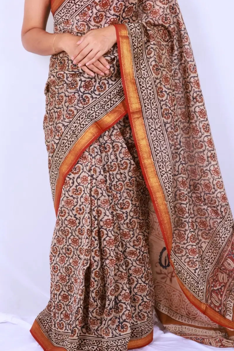 Maheshwari cotton silk saree in Beige & Rust Floral with Bagru hand block print — Noolagam_2