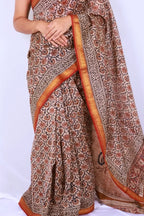Maheshwari cotton silk saree in Beige & Rust Floral with Bagru hand block print — Noolagam_2