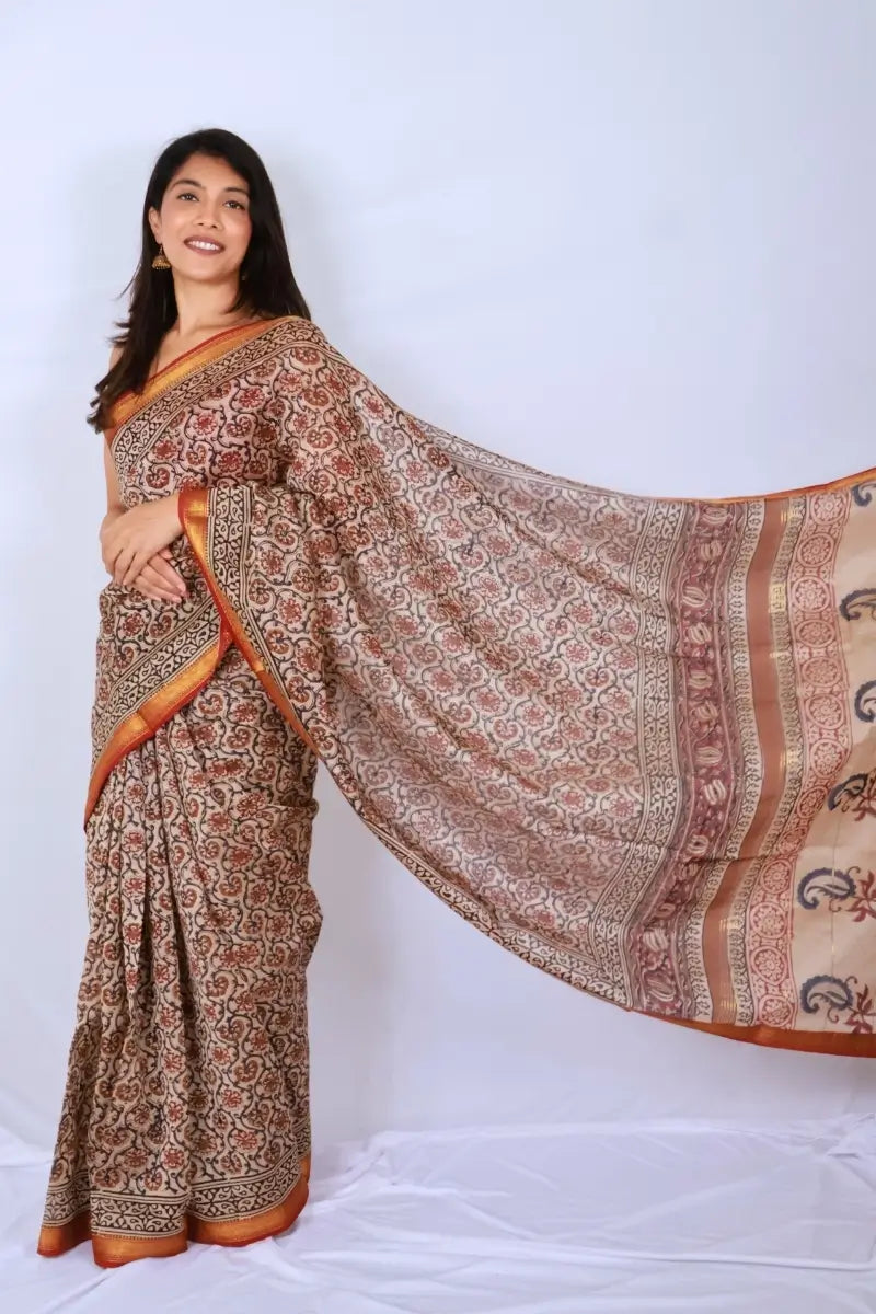 Maheshwari cotton silk saree in Beige & Rust Floral with Bagru hand block print — Noolagam_3