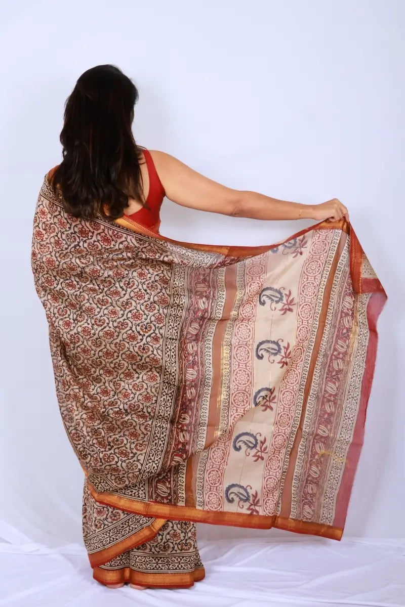 Maheshwari cotton silk saree in Beige & Rust Floral with Bagru hand block print — Noolagam_4