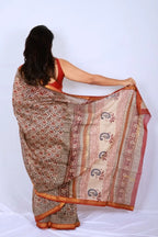Maheshwari cotton silk saree in Beige & Rust Floral with Bagru hand block print — Noolagam_4
