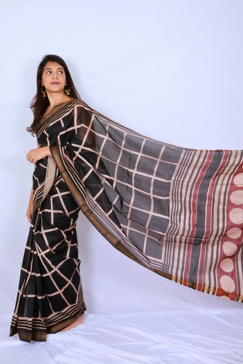Maheshwari cotton silk saree in Black & Beige Checks with Bagru hand block print — Noolagam_3