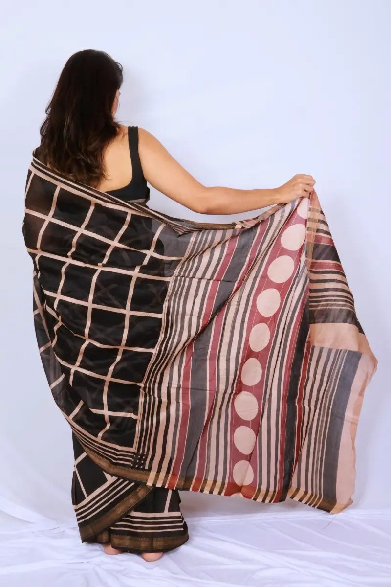 Maheshwari cotton silk saree in Black & Beige Checks with Bagru hand block print — Noolagam_4