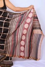 Maheshwari cotton silk saree in Black & Beige Checks with Bagru hand block print — Noolagam_5
