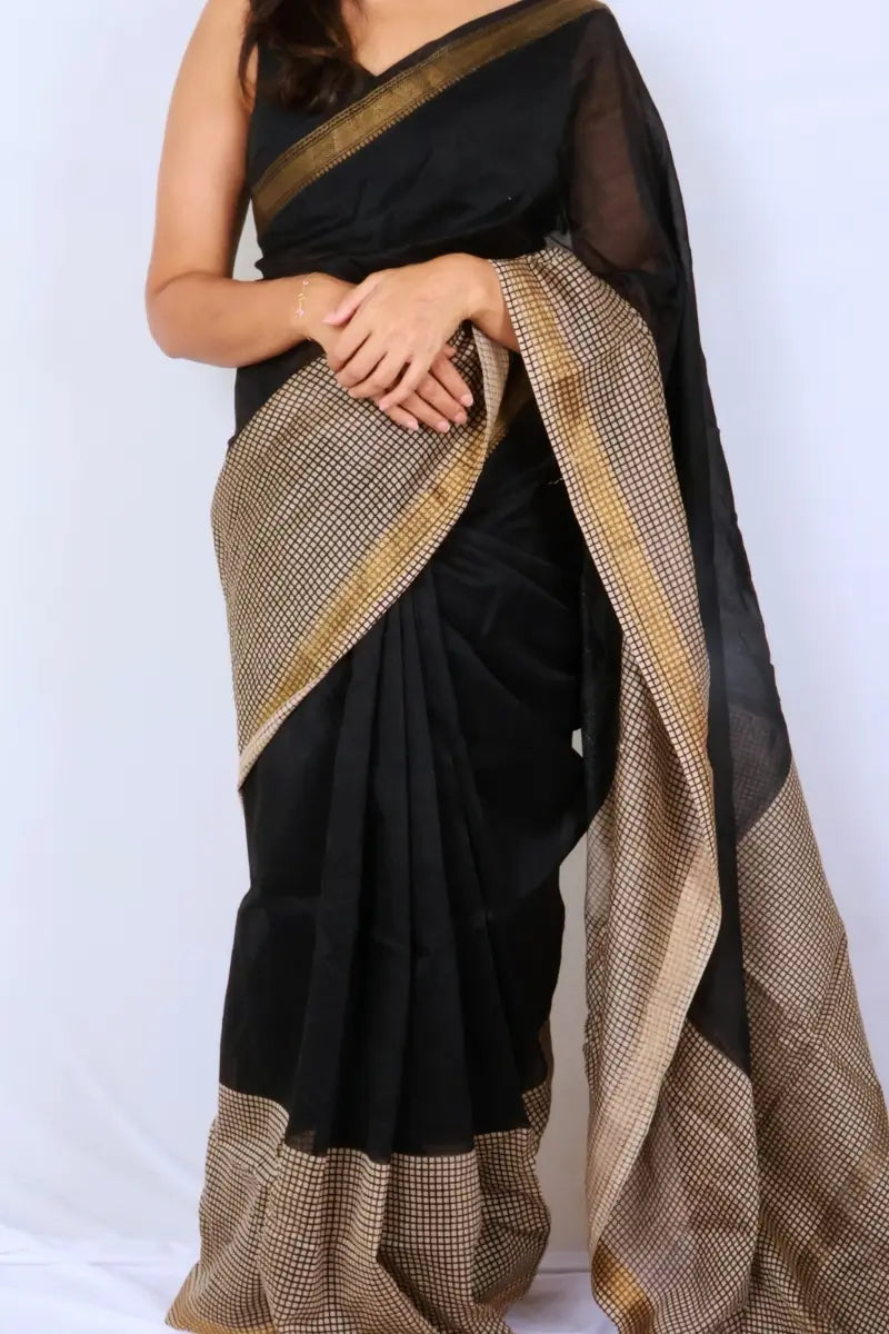 Maheshwari cotton silk saree in Black & Beige with Bagru hand block print — Noolagam_2