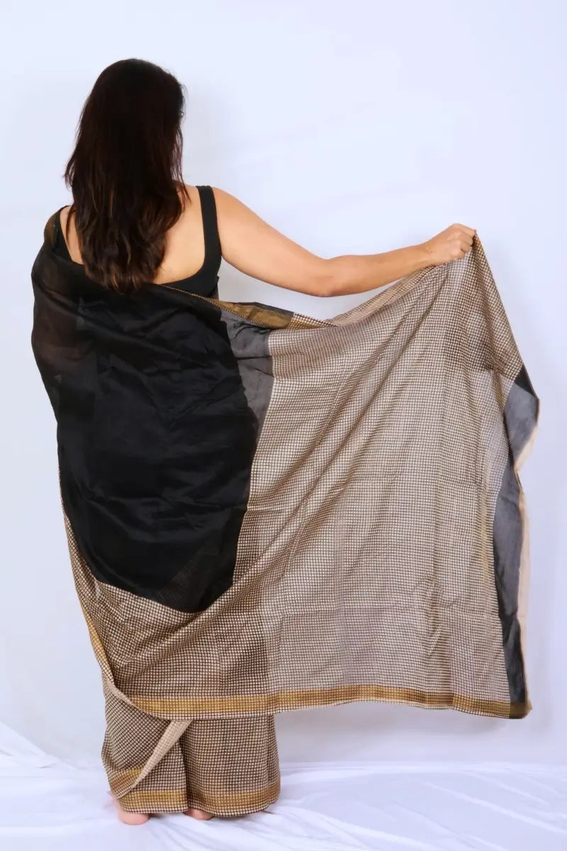 Maheshwari cotton silk saree in Black & Beige with Bagru hand block print — Noolagam_4