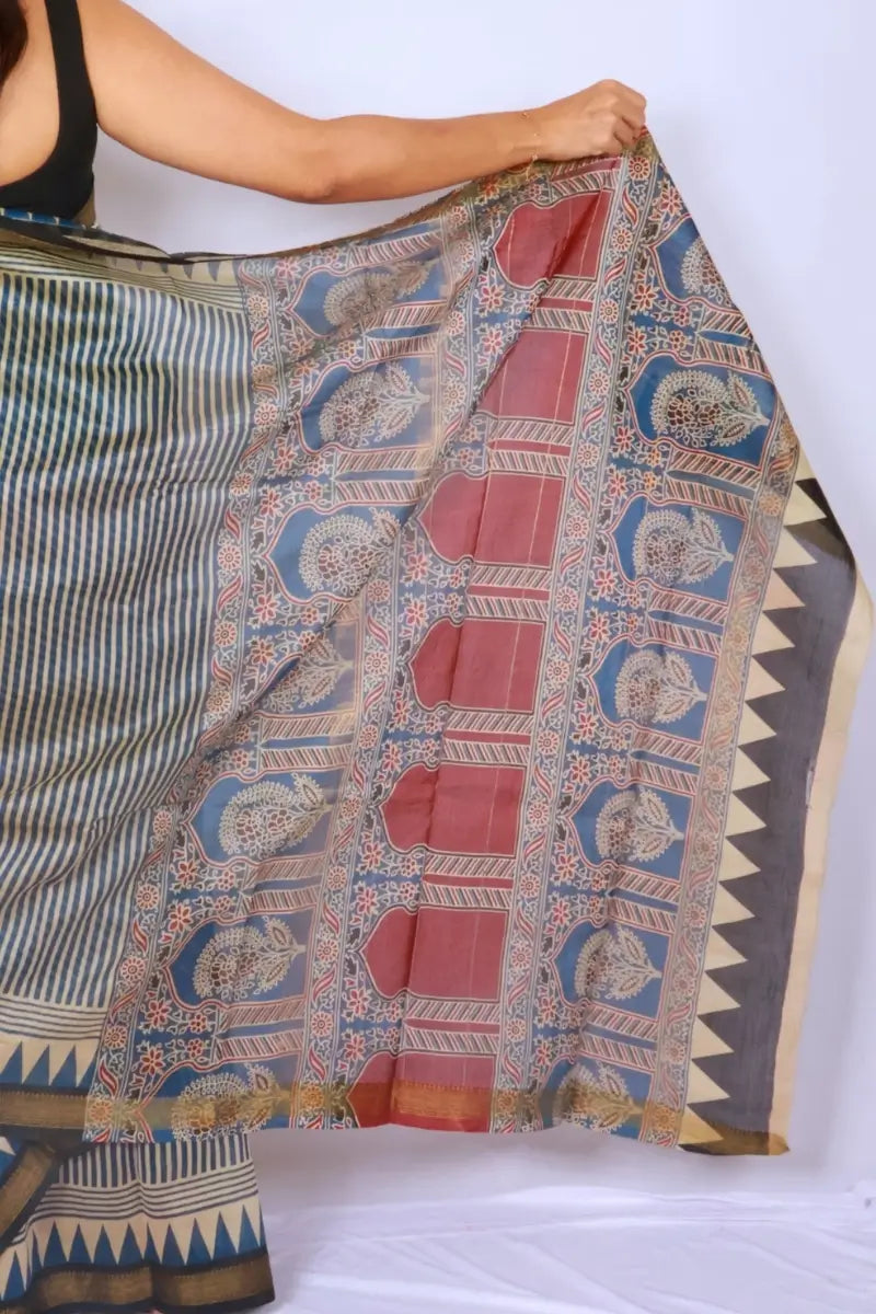 Maheshwari cotton silk saree in Indigo & Beige Stripes with Bagru hand block print — Noolagam_5