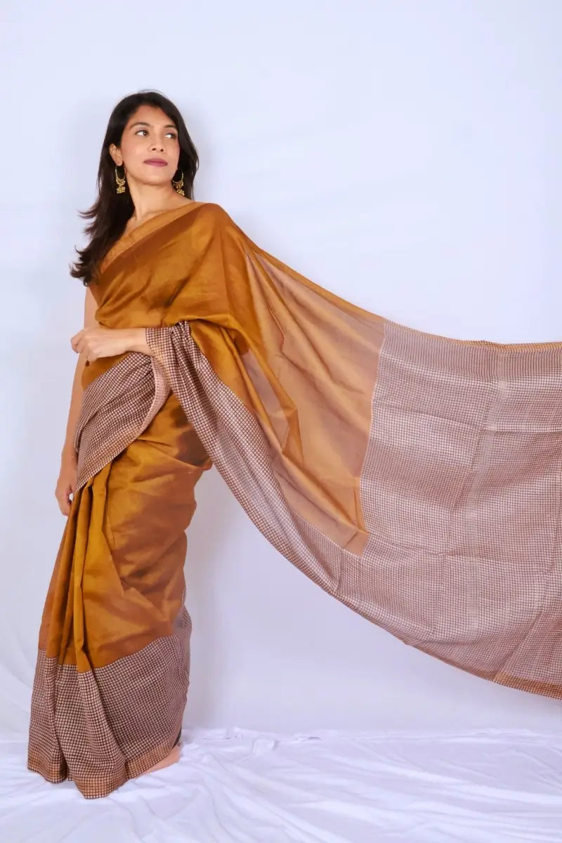Maheshwari cotton silk saree in Mustard Gold & Checks with Bagru hand block print — Noolagam_3