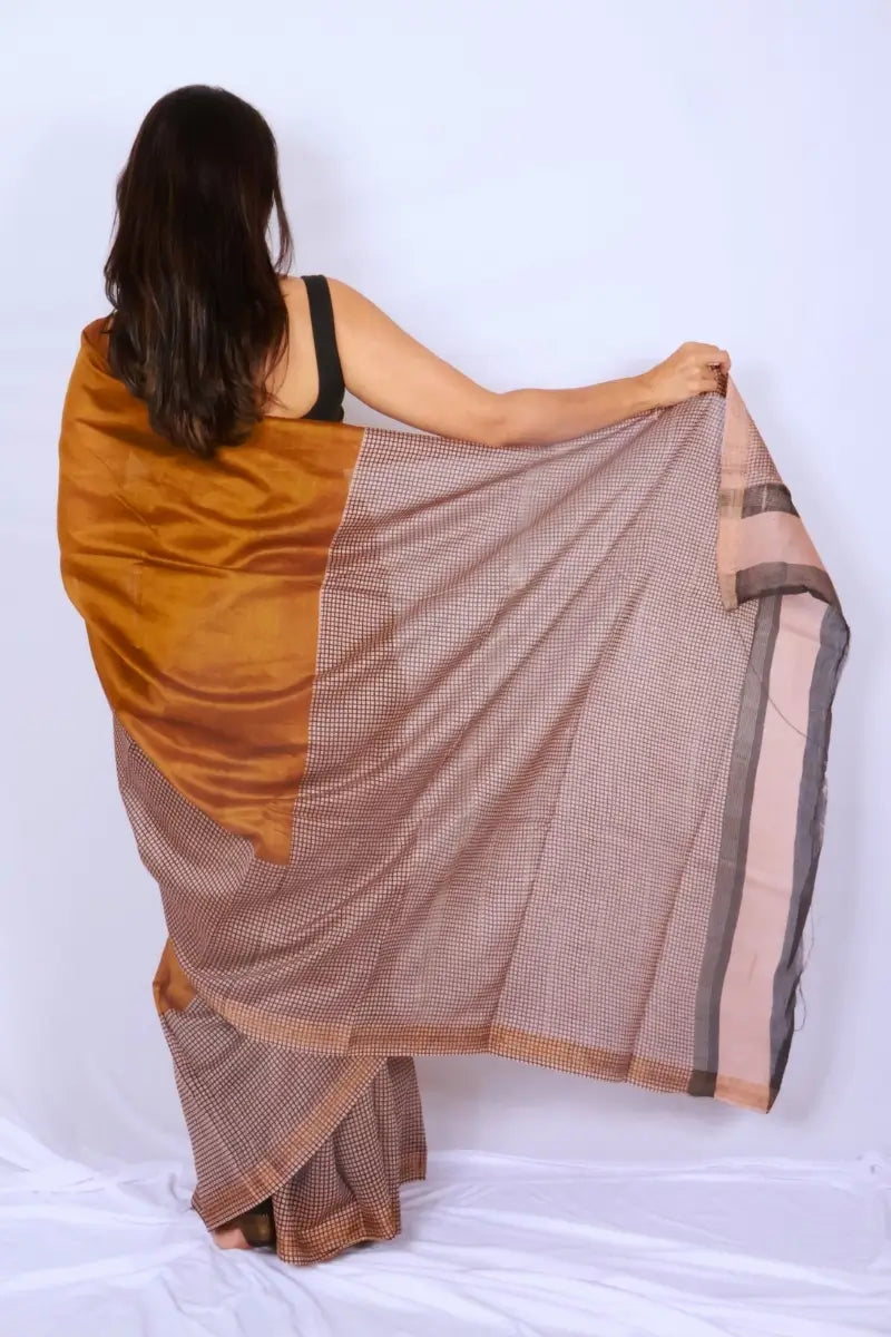 Maheshwari cotton silk saree in Mustard Gold & Checks with Bagru hand block print — Noolagam_4