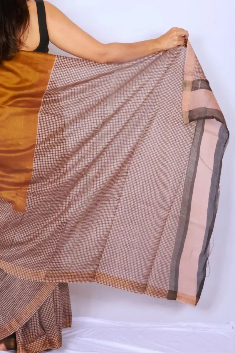 Maheshwari cotton silk saree in Mustard Gold & Checks with Bagru hand block print — Noolagam_5