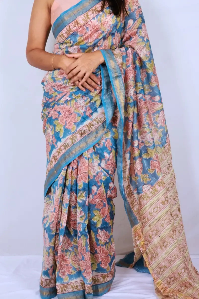 Maheshwari cotton silk saree in Sky Blue Floral with Bagru hand block print — Noolagam_3