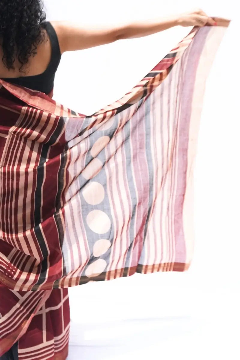 Maheshwari cotton silk saree in burgundy windowpane checks with zari border – Noolagam_5