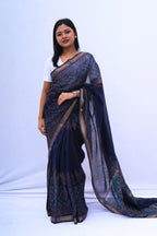 MaheshwaricottonsilkAjrakhprintedsareeinmidnightbluewithgeometricmotifs_Noolagam