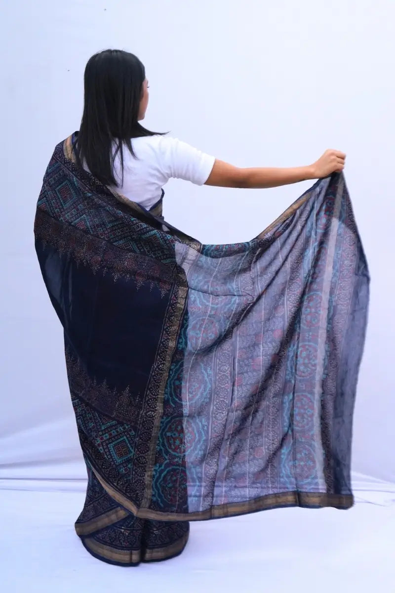 MaheshwaricottonsilkAjrakhprintedsareeinmidnightbluewithgeometricmotifs_Noolagam_3
