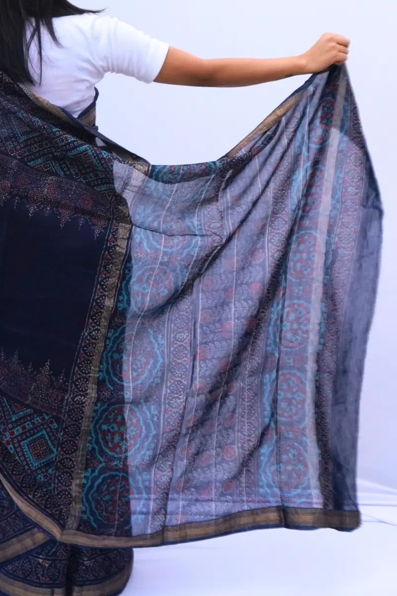 MaheshwaricottonsilkAjrakhprintedsareeinmidnightbluewithgeometricmotifs_Noolagam_4