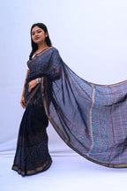 MaheshwaricottonsilkAjrakhprintedsareeinmidnightbluewithgeometricmotifs_Noolagam_5
