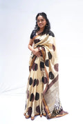 MaheshwaricottonsilkBagruprintedsareeinivorycocoaandblackwithpolkamotifs_Noolagam