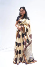 MaheshwaricottonsilkBagruprintedsareeinivorycocoaandblackwithpolkamotifs_Noolagam